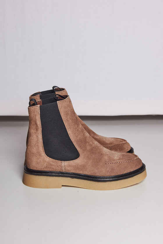 Anonymous Copenhagen // Stiefel Kikie Suede Dark Taupe